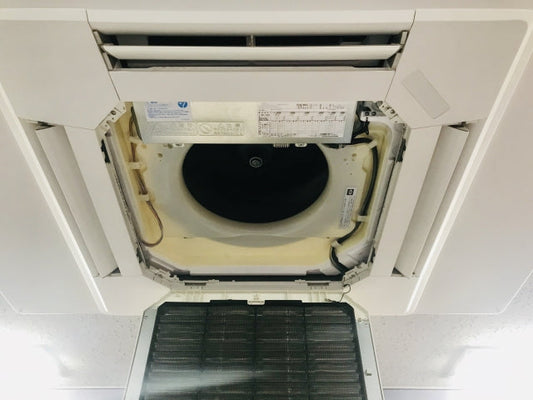 業務用エアコン（天井埋込型）の分解洗浄－構造に合わせた専門クリーニング